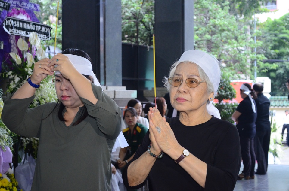 Bà Ca Lê Hồng thắp nhang đưa tiễn anh trai...