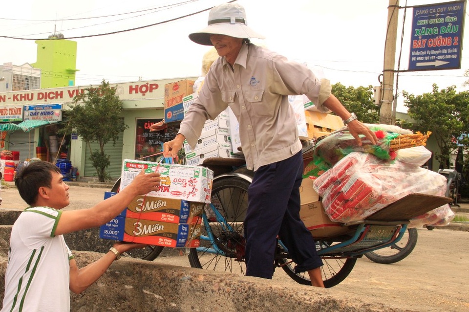 Tất tả mưu sinh kiếm từng đồng bạc lẻ ngày cận Tết - 2 Những ngày cận Tết là thời điểm ông Hùng tranh thủ chạy xe tích góp từng đồng bạc lẻ giúp gia đình đón Tết