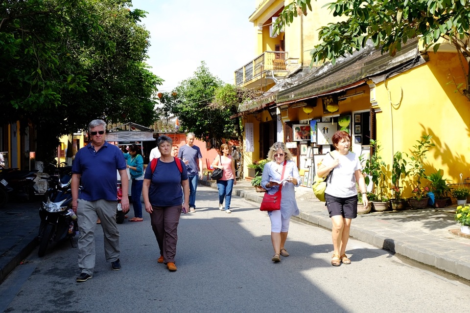 Nhiều du khách nước ngoài đến Hội An chờ đón Tết cổ truyền của Việt Nam cùng người dân địa phương