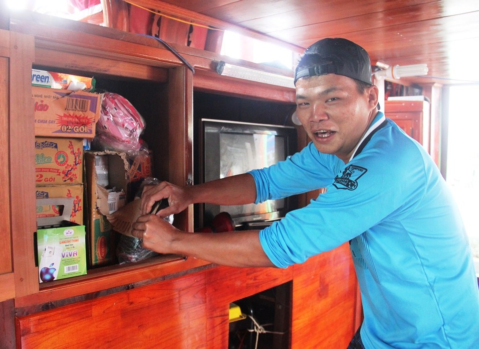 Ngư dân đón Tết trên biển: Ai chẳng muốn quây quần bên vợ con - 3 Ngư dân Trần Quang Đức (24 tuổi) tự an ủi đón Tết trên biển cũng vui như đất liền có mì tôm, có bia...