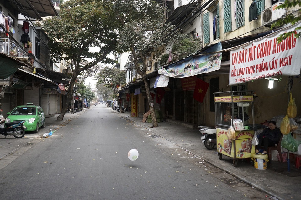 Một quả bóng bay tự rơi do trên phố Hàng Khoai không bóng người.