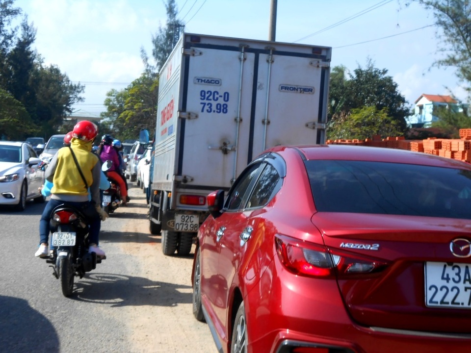 Dòng người chen nhau viếng mộ ngày đầu năm - 5 Xe ô tô được điều chỉnh sang đỗ hướng khác để nhường đường, tránh tình trạng ùn tắc như năm ngoái