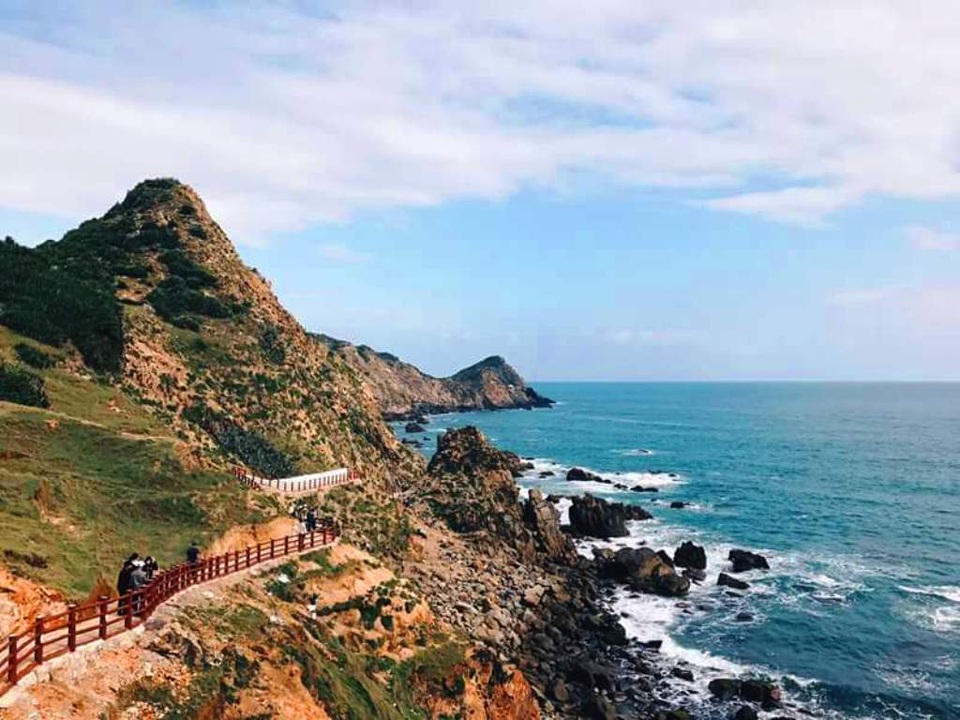 "Thiên đường biển" Eo Gió hút du khách dịp Tết - 3