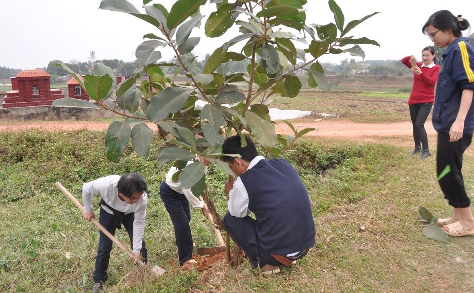 Nhân lên nét đẹp “Tết trồng cây” - 1
Gia đình bà Nguyễn Thị Độ - Thôn Trại Phúc Mãn - Xuân Hương - Lạng Giang (Bắc Giang) tổ chức trồng cây ngày 5 Tết tại ven đường của thôn. Đây là việc làm thường xuyên hàng năm mỗi dịp xuân về, tạo cảnh quan môi trường cho làng quê. (Ảnh: Minh Tư)