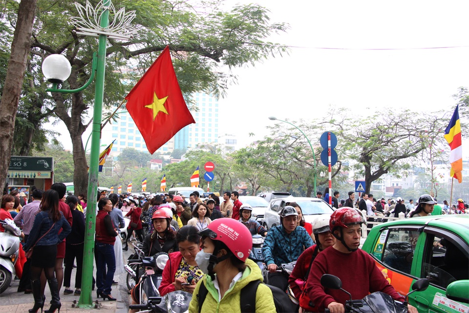 Người Hà Nội tấp nập đi chùa, đường phố ùn tắc kéo dài - 13 Người Hà Nội tấp nập đi chùa, đường phố ùn tắc kéo dài - 13