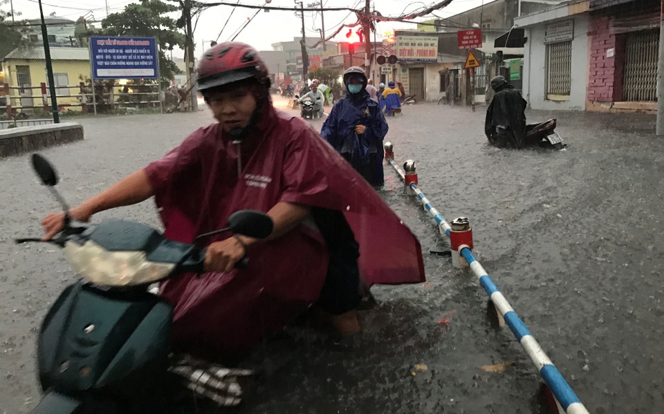 Mưa trái mùa cực lớn, kéo dài nhiều giờ chiều mùng 6 Tết ở Sài Gòn - 11 Mưa trái mùa cực lớn, kéo dài nhiều giờ chiều mùng 6 Tết ở Sài Gòn - 11