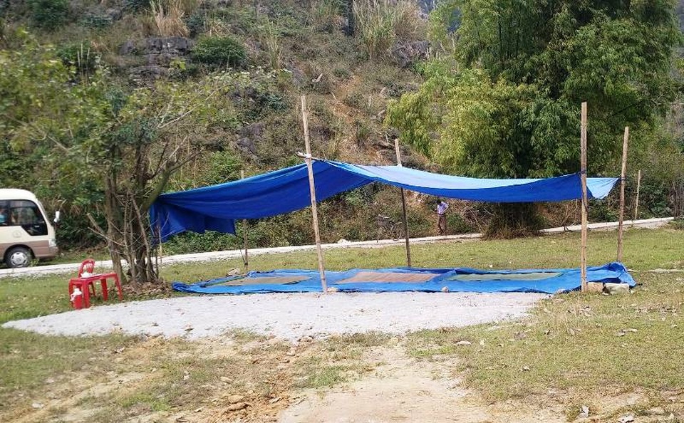 Đồ hành nghề của những người làm dịch vụ đặc biệt này chỉ đơn giản có tấm bạt, cái chiếu và vài ba cọc tre.