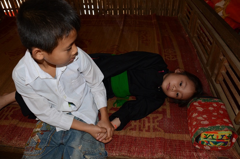 Bé gái bị ung thư máu cầu cứu trong tuyệt vọng - 7
Thương em vô bờ, nhưng người anh 7 tuổi của bé Yến cũng chẳng phải biết làm gì hơn… là bóp chân tay cho em