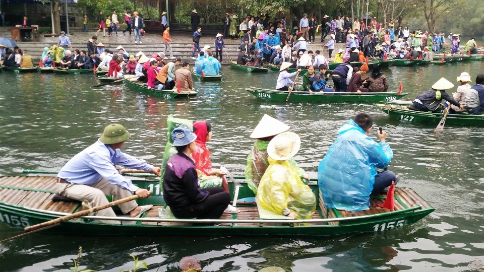 Du khách “liều mình” trên những chuyến đò du xuân ở Tràng An - 6 Du khách “liều mình” trên những chuyến đò du xuân ở Tràng An - 6
