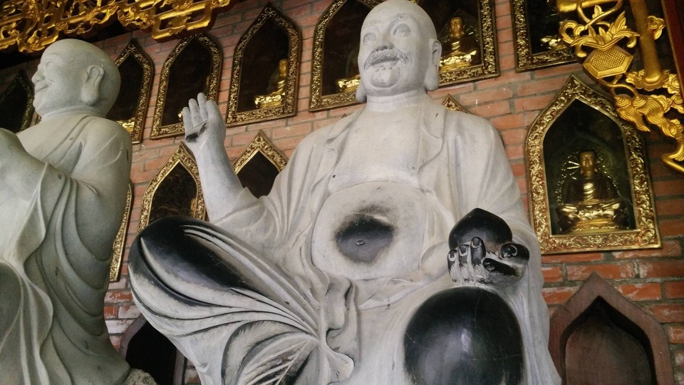 
Một tượng phật bị sờ nhiều chỗ dẫn đến màu đen bao phủ khắp nơi. Nhà chùa cũng như ban quản lý thường xuyên nhắc nhở du khách tuy nhiên tình trạng tượng phật bị sờ mòn vẫn không được cải thiện do dòng người đổ về chùa rất đông, đoàn khách này vừa đi qua đoàn khách khác lại đến nên rất khó kiểm soát.
