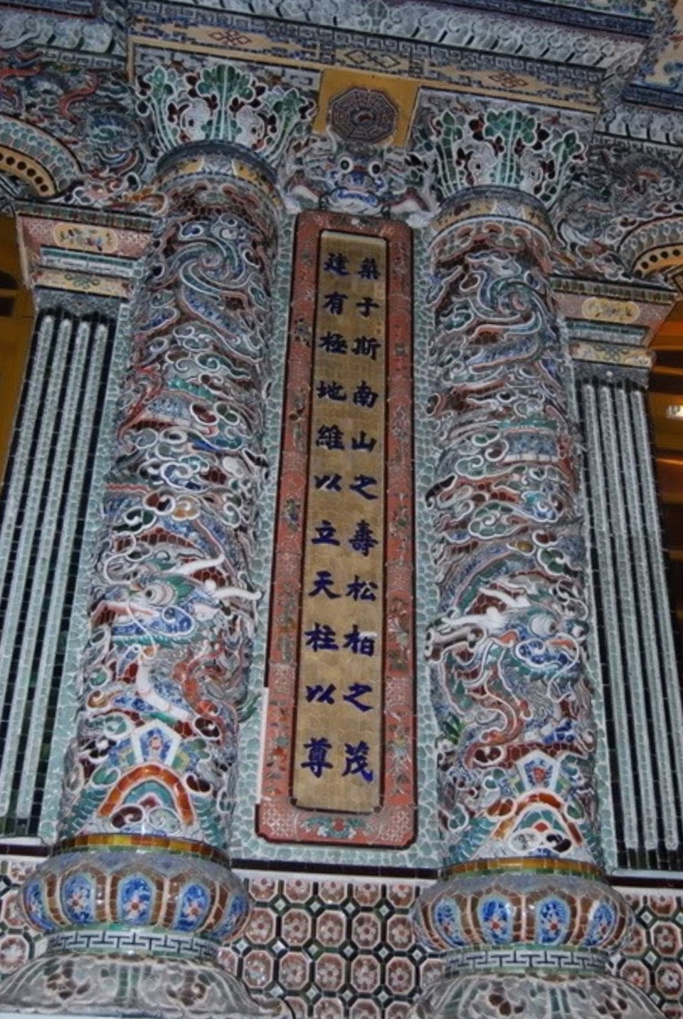 Từ những công trình của Gaudi ở Catalan nhớ nghệ thuật khảm sành sứ xứ Huế - 5 Từ những công trình của Gaudi ở Catalan nhớ nghệ thuật khảm sành sứ xứ Huế - 5