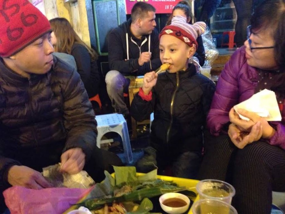 Giới trẻ, du khách Tây du xuân thưởng thức ẩm thực Hà Thành - 2 
Nhiều món ăn vặt dân dã thu hút giới trẻ và du khách.