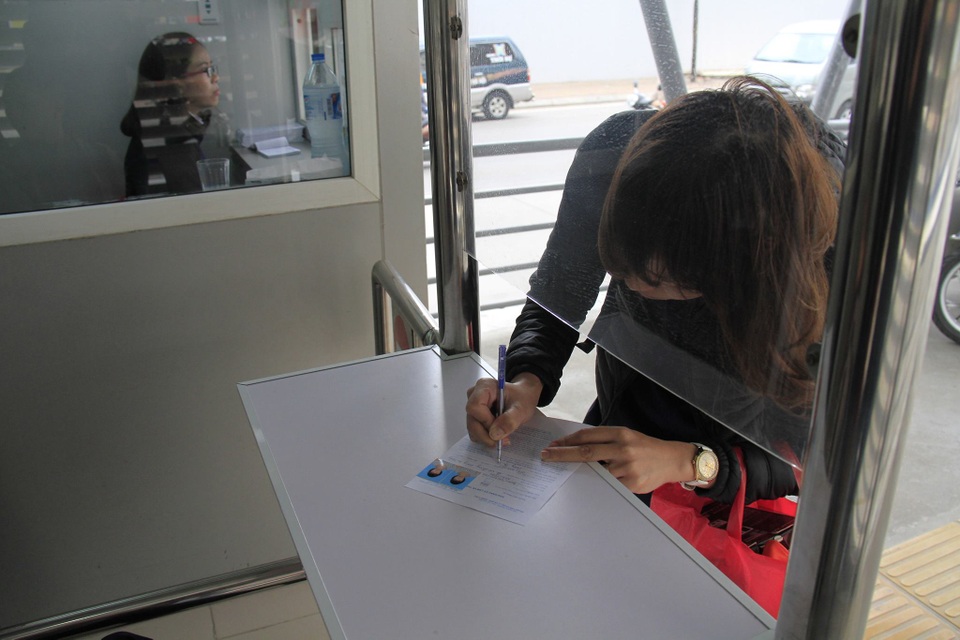 Ngày đầu bán vé xe buýt nhanh, hành khách vẫn nêm chật cứng - 4 Ngày đầu bán vé xe buýt nhanh, hành khách vẫn nêm chật cứng - 4