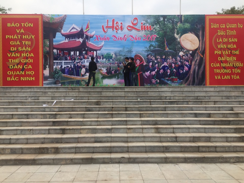 Lễ hội vùng Lim nghiêm cấm hát Quan họ “ngửa nón nhận tiền” - 4 Sân khấu trung tâm hội Lim