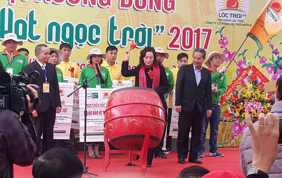 Nữ Bí thư Ninh Bình lội ruộng cấy lúa trong ngày hội xuống đồng - 1 Bà Nguyễn Thị Thanh, Bí thư Tỉnh ủy Ninh Bình đánh trống khai mạc lễ hội xuống đồng năm 2017 tại huyện Kim Sơn.