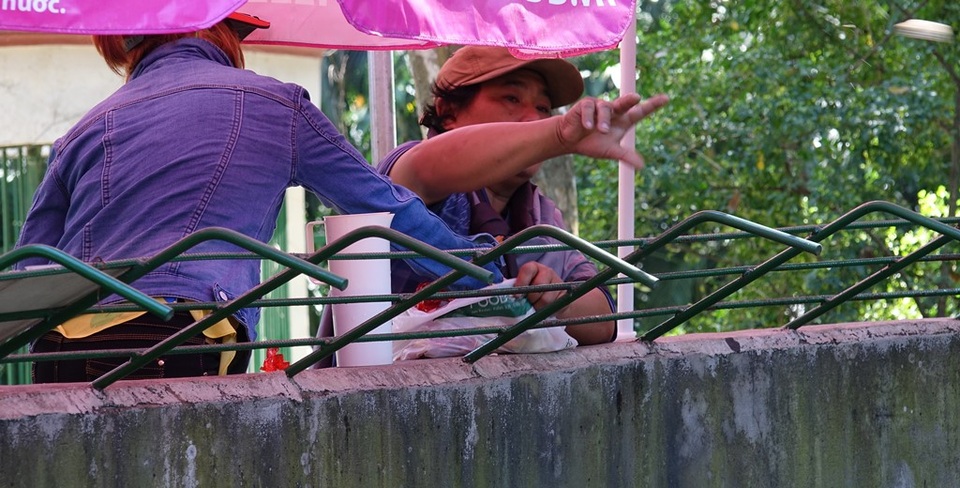 Đến Thảo Cầm Viên để… chọc phá thú (?!) - 4
Quăng bánh quy vào chuồng thú.