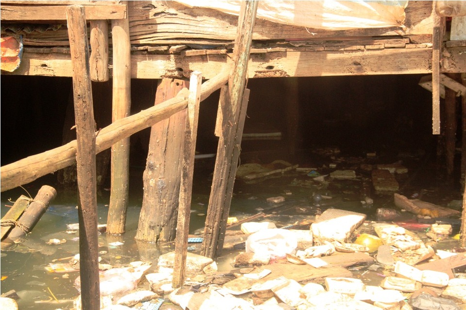 “Nghẹt thở” ở xóm ổ chuột giữa lòng thành phố - 4 Trụ nhà bằng gỗ mục nát, nguy cơ sập cao