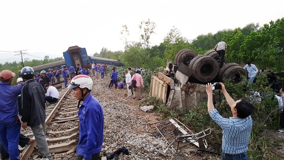 Nhân chứng kể lại giây phút chao đảo hỗn loạn trong con tàu trật bánh - 2
Hiện trường vụ tàu hỏa tông xe tải làm 3 người chết.