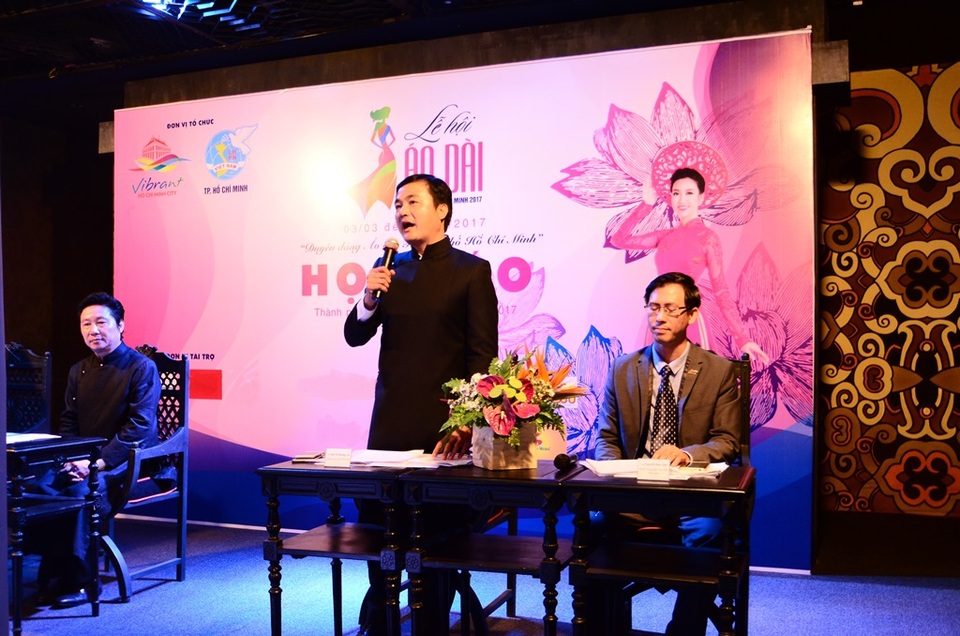 Lễ hội Áo dài TPHCM 2017: Cách tân vẫn giữ được tính truyền thống! - 5 Ồng Bùi Tá Hoàng Vũ (người đứng), GĐ Sở Du lịch TPHCM cho rằng: “Chúng tôi chọn phố đi bộ Nguyễn Huệ làm nơi chính diễn ra xuyên suốt các chương trình để khách du lịch có thể chiêm ngưỡng được những bộ áo dài truyền thống đẹp và lộng lẫy.