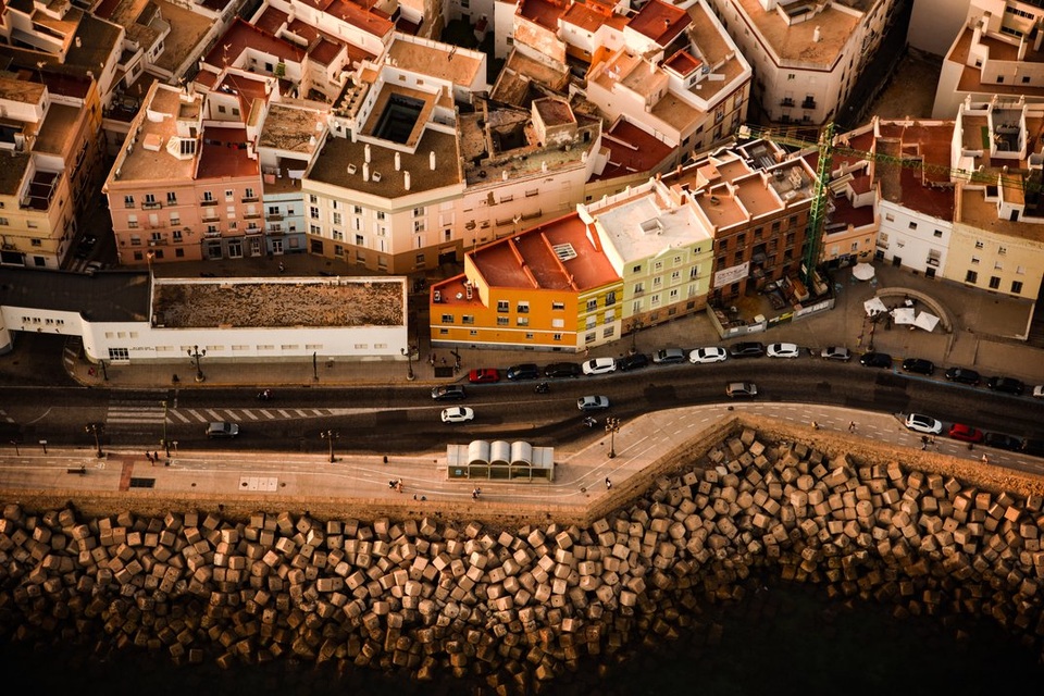 Bức “Cádiz Streets” (Những con phố thành Cádiz), tác giả Aya Okawa (Mỹ), chụp tại thành phố Cádiz, Tây Ban Nha.