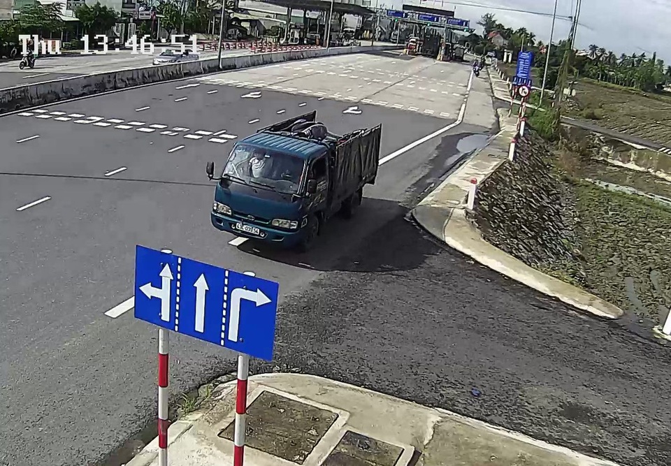 “Lạ lùng” ô tô rồng rắn ngược chiều quốc lộ 1A - 6 Xe tải chở hàng cũng ngược chiều