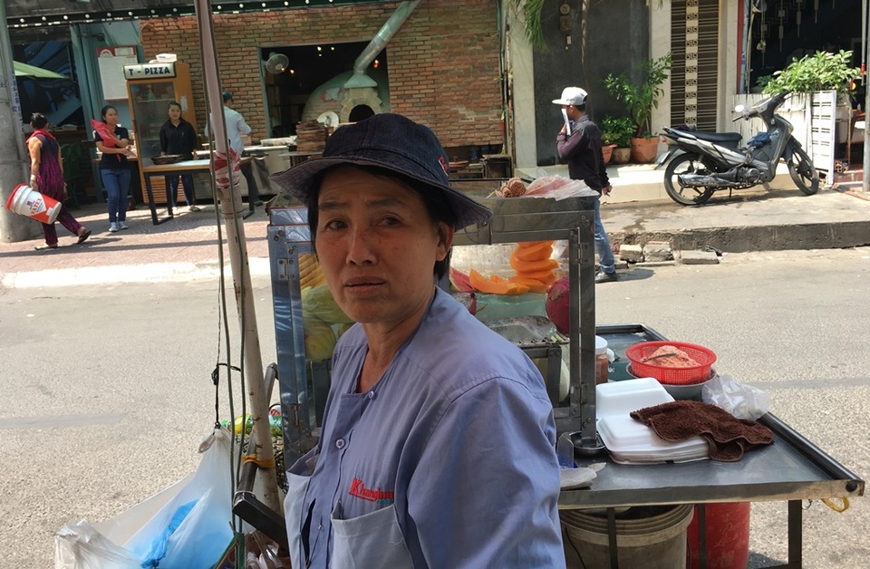 “Cuộc chiến” giành vỉa hè: Tâm sự của những gánh hàng rong - 4
Cô Mai bên chiếc xe trái cây của mình.