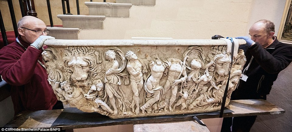 Quách cổ 1.800 năm tuổi trị giá 8 tỷ đồng bị đem làm… chậu hoa - 5 Người ta đã bóc phần chạm trổ trên chiếc quách ra để đem đi đánh giá niên đại. Giờ đây, chiếc quách được chuyển vào bên trong cung điện để phục vụ trưng bày.