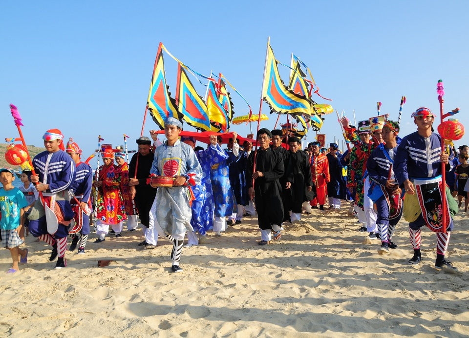 Đoàn rước thực hiện xong nghi lễ và rước thần về lăng Ông, đi đầu là Tổng lệnh của đội múa gươm, tay cầm trống điều khiển đội gươm đi theo hầu thần