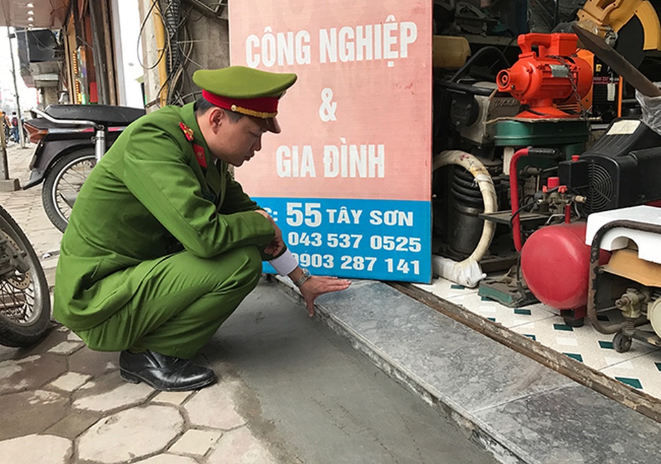 Hà Nội tăng cường cần cẩu, máy xúc "giải phóng" vỉa hè - 12
Lực lượng công an quận Đống Đa kiểm tra công trình vi phạm sau khi phá dỡ.