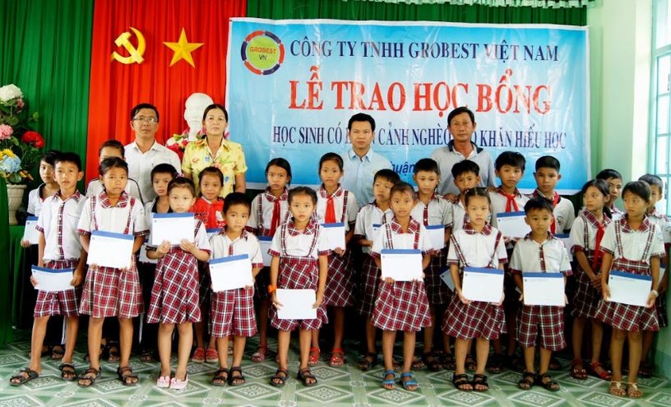 25 em học sinh được nhận học bổng tại trường tiểu học Vĩnh hảo 2