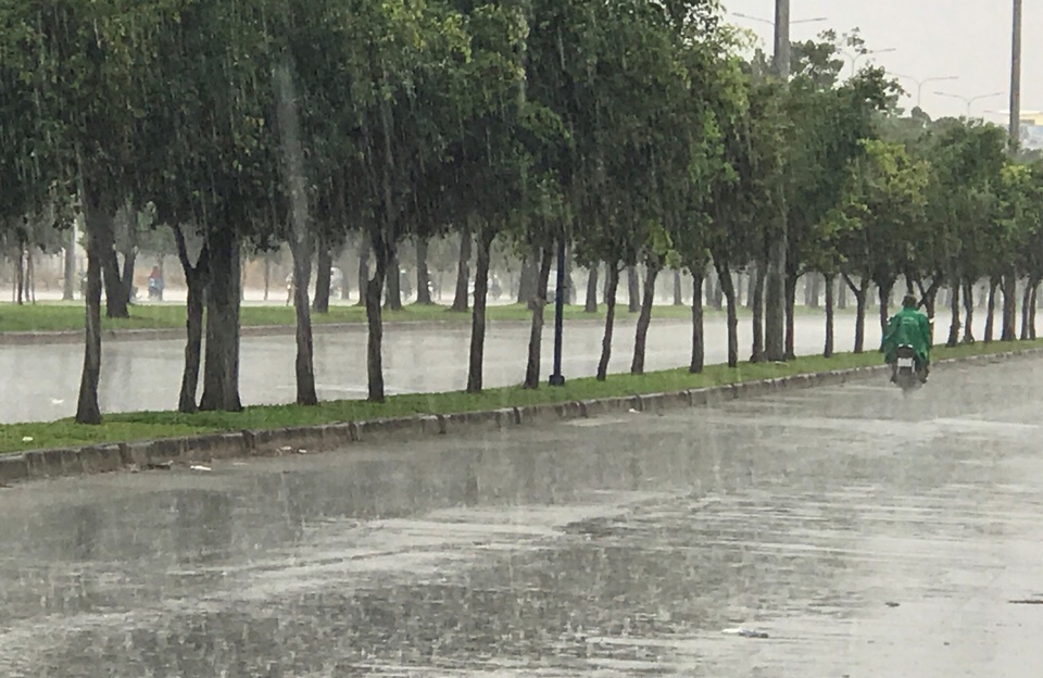 Sài Gòn hứng mưa lớn giữa cao điểm mùa khô - 2