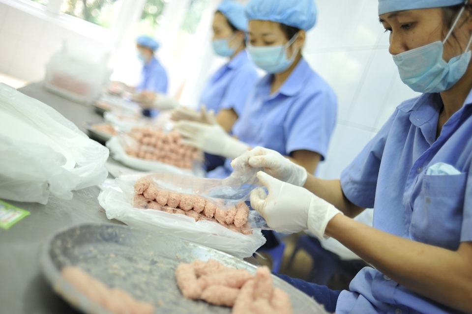 Nghệ nhân Ước Lễ chia sẽ bí quyết làm nem chua rán ngon tại nhà - 4 Công nhân làm việc thủ công để cho ra những sản phẩm nem chua rán thơm ngon.