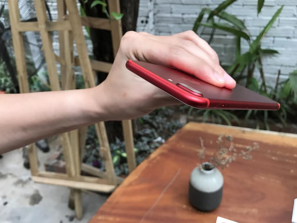 Trên tay iPhone 7 Plus màu đỏ vừa xuất hiện ở Hà Nội, giá 25 triệu đồng - 2 Trái với các phiên bản màu đen là Jet Black và Matte Black, thì đường ăng ten ở 2 cạnh của máy nhìn nổi lên khá rõ vì có tông màu đỏ khác biệt so với phần còn lại.