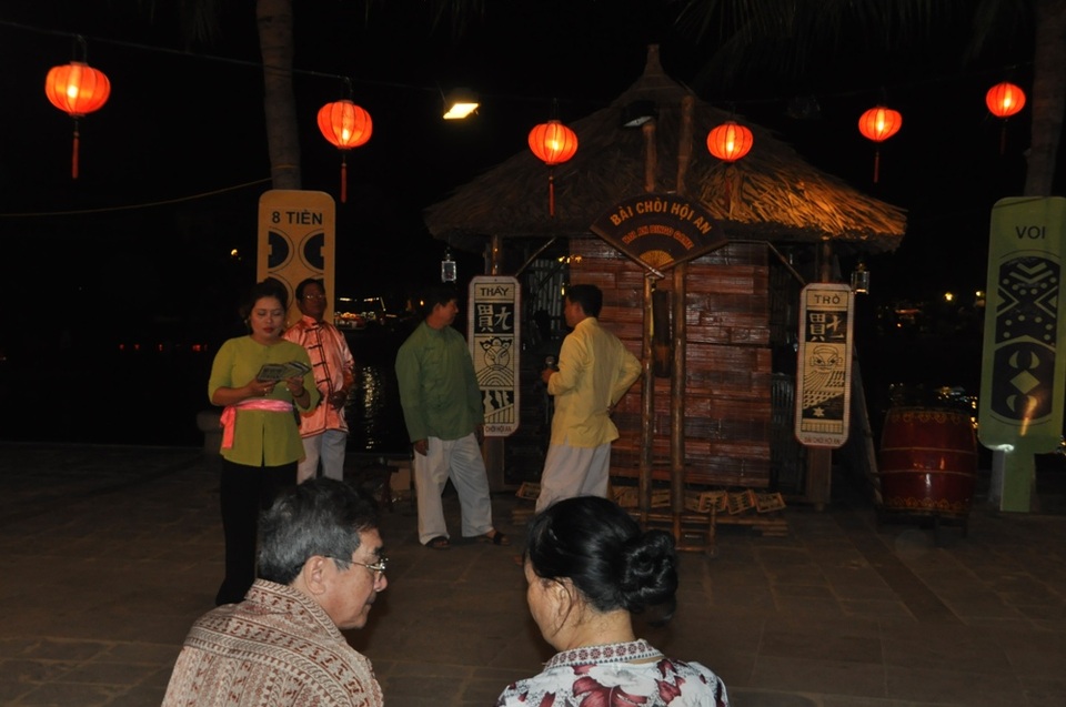 Hội An: Hàng ngàn người dân, bạn trẻ tắt đèn hưởng ứng Giờ trái đất - 4
Nhiều trò chơi dân gian, cổ truyền thu hút mọi người