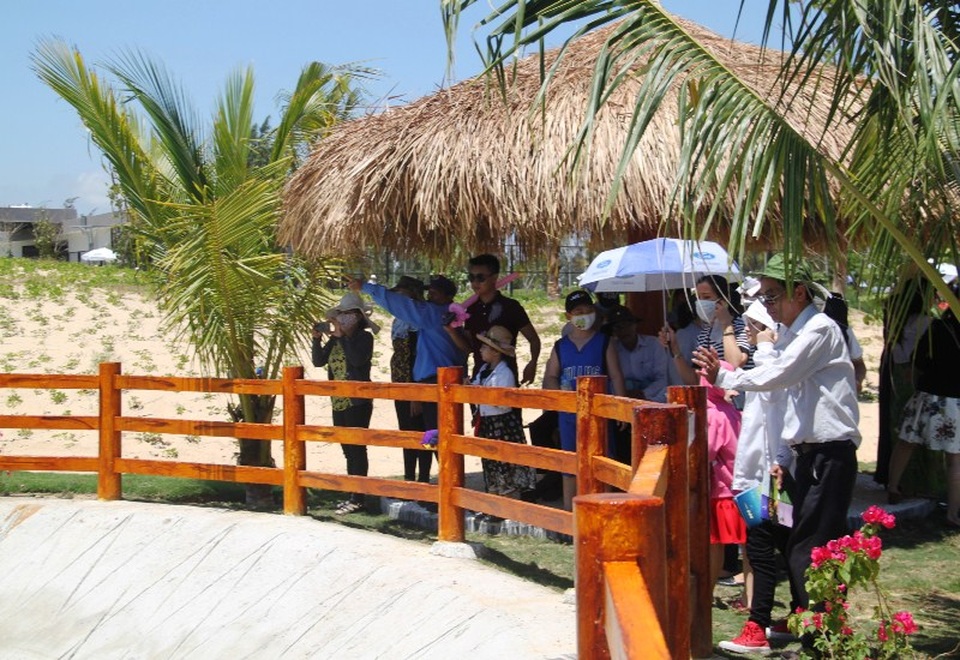 Vườn thú bán hoang dã đầu tiên ở phố biển Quy Nhơn hút khách ngày mở cửa - 7 Những du khách bất chấp nắng nóng chờ đời cá sâu trong hồ nổi lên