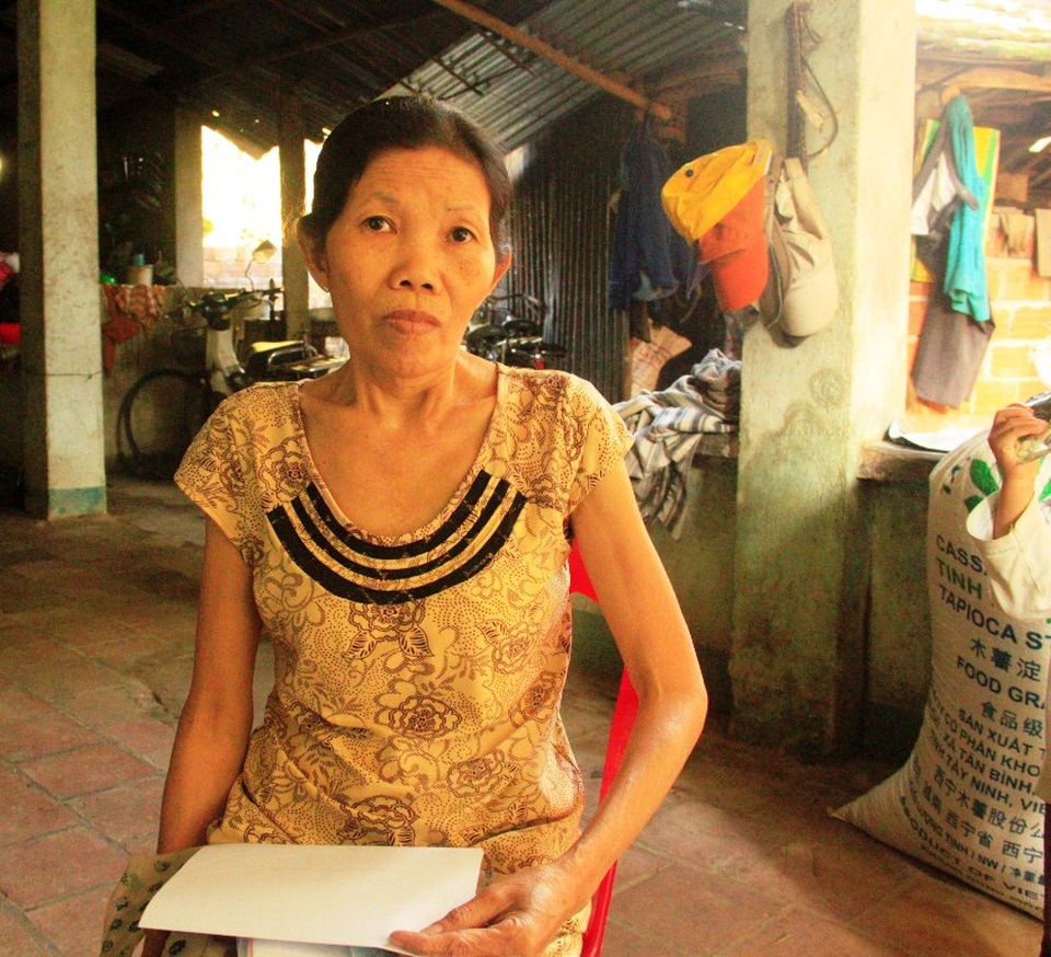 Thiếu 100 triệu đồng, người phụ nữ nghèo nguy kịch vì bệnh tim - 6 Chỉ ngồi nói chuyện bà Nương cũng nói không ra hơi