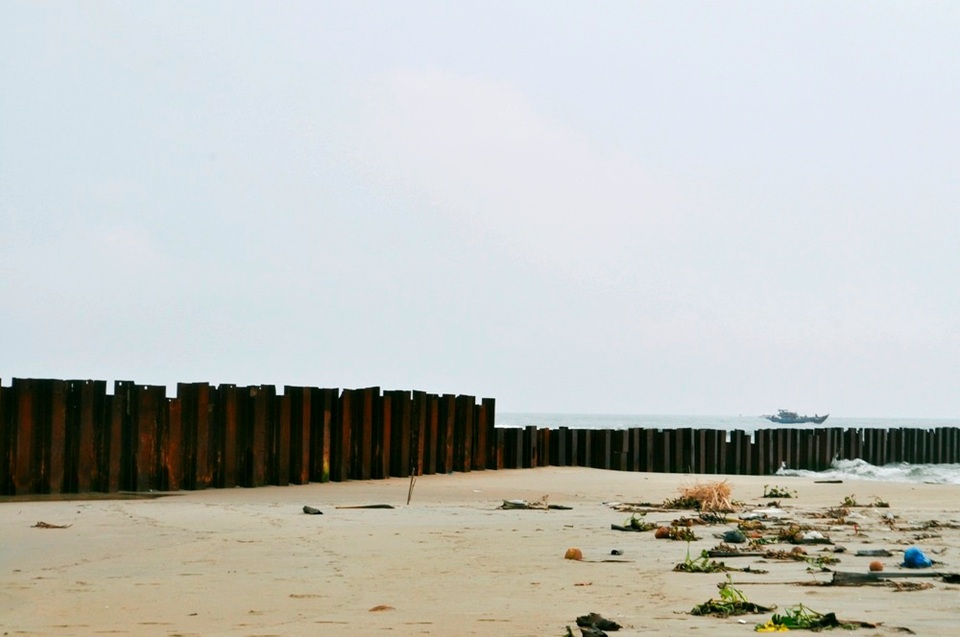 Có tàu "tuồn" cát ra Đà Nẵng nhưng... chưa biết hút ở đâu! - 4 Hai phía kè larsen cũng đang dần bồi tụ