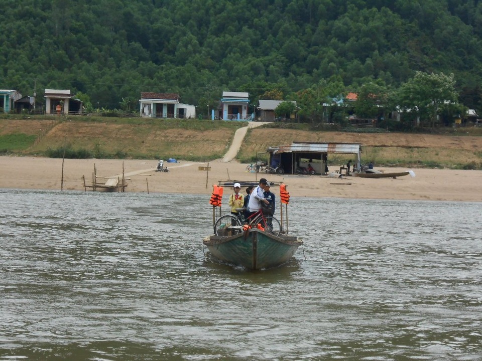 Mòn mỏi mong một cây cầu nối đôi bờ Vu Gia - 5 Học sinh trên những chuyến đò mỏng manh vượt sông đến trường