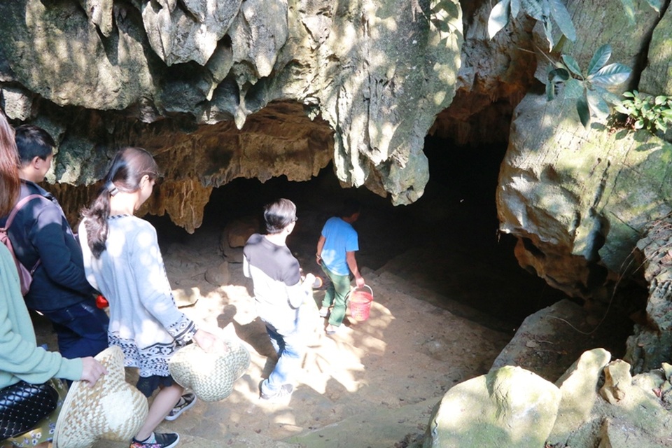 Chiêm ngưỡng vẻ đẹp lung linh của “dải ngân hà trong lòng núi” - 6 Bắt đầu vào cửa hang phải dùng đèn pin để soi đường đi.