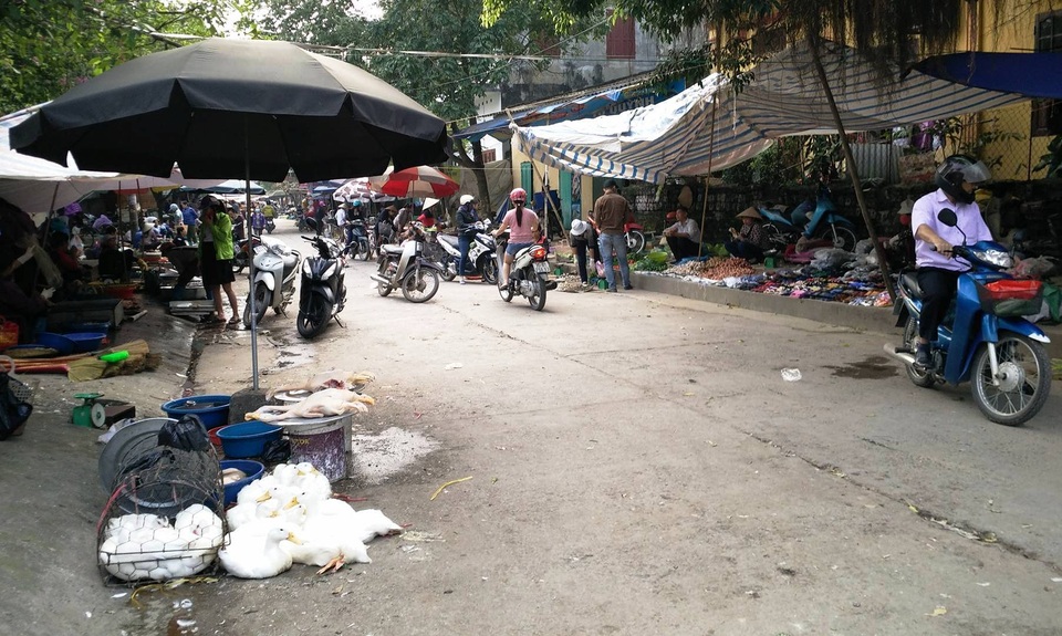 Vỉa hè bị “xẻ thịt”, phường đếm mét vuông thu phí! - 3 Cảnh bán hàng nhếch nhác ở chợ cóc trên phố Tây Thành, phường Nam Thành.