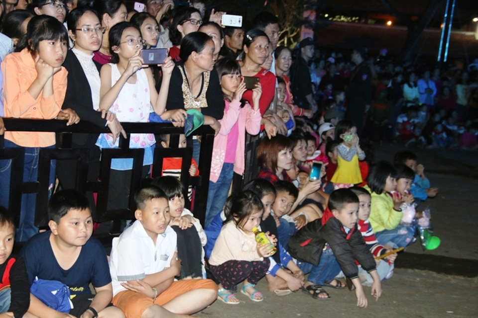 Ninh Bình: Hàng nghìn người dự lễ khai hội Hoa Lư năm 2017 - 2