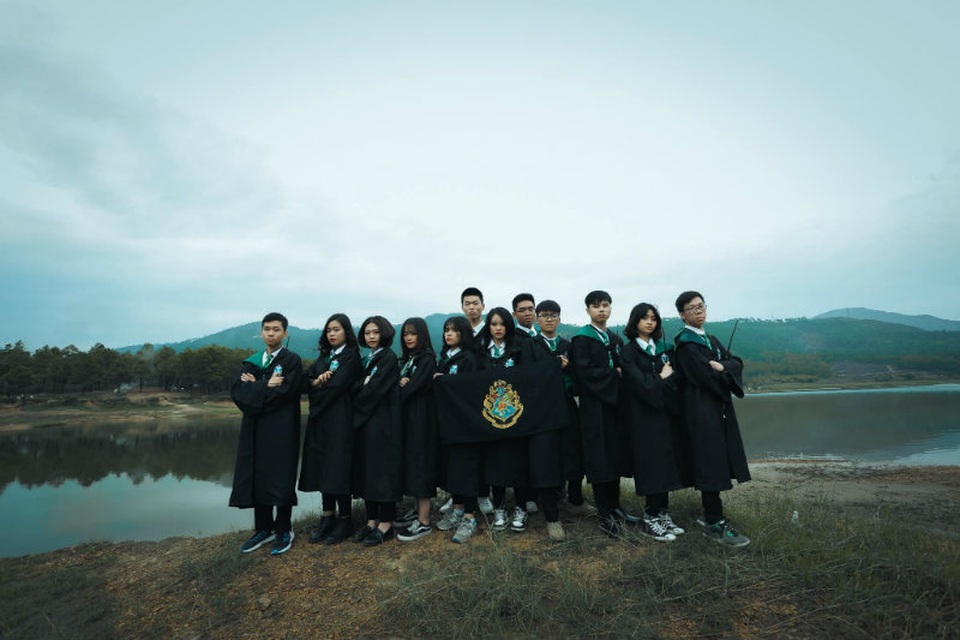 Độc đáo bộ ảnh kỷ yếu đậm chất "Harry Potter" của học sinh Hải Phòng - 1 Không phải những ý tưởng kỷ yếu quen thuộc với phong cách hoài cổ hay hiện đại, bộ ảnh kỷ yếu của học sinh trường THPT Ngô Quyền (Hải Phòng) hướng tới yếu tố ma thuật với ý tưởng chuyển thể từ bộ truyện nổi tiếng Harry Potter.