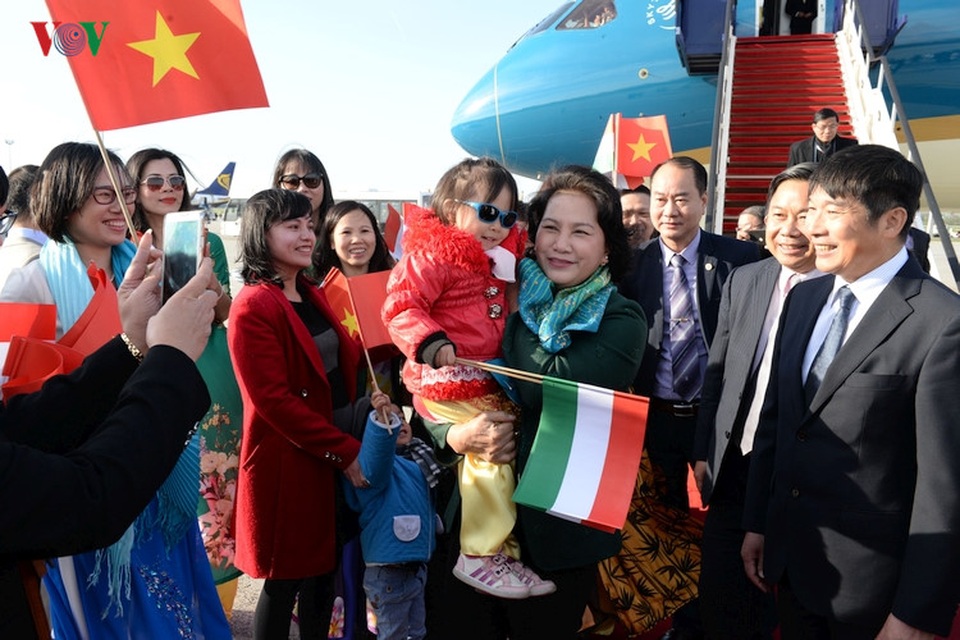 Kiều bào chào đón Chủ tịch Quốc hội Nguyễn Thị Kim Ngân thăm Hungary - 5 Kiều bào chào đón Chủ tịch Quốc hội Nguyễn Thị Kim Ngân thăm Hungary - 5