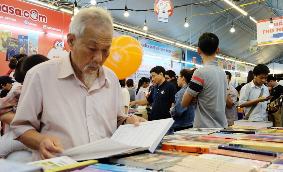 Hàng ngàn độc giả “tận hưởng niềm vui đọc sách” ở Đà Nẵng - 3 Hàng ngàn độc giả “tận hưởng niềm vui đọc sách” ở Đà Nẵng - 3