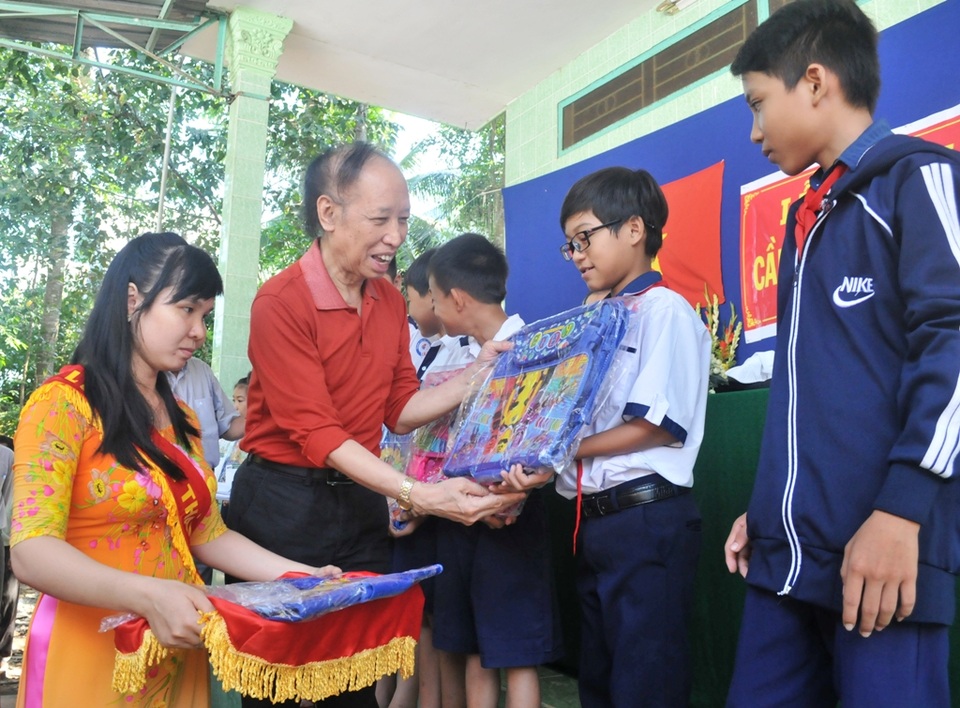 Niềm vui ngày khánh thành cầu Dân trí thứ 12 tại Đồng Tháp - 10
Nhân dịp khánh thành, Tổng biên tập báo Dân trí Phạm Huy Hoàn quyết định trao 40 suất học bổng (mỗi suất 500.000 đồng) và một chiếc cặp mới cho các em học sinh có hoàn cảnh khó khăn của địa phương