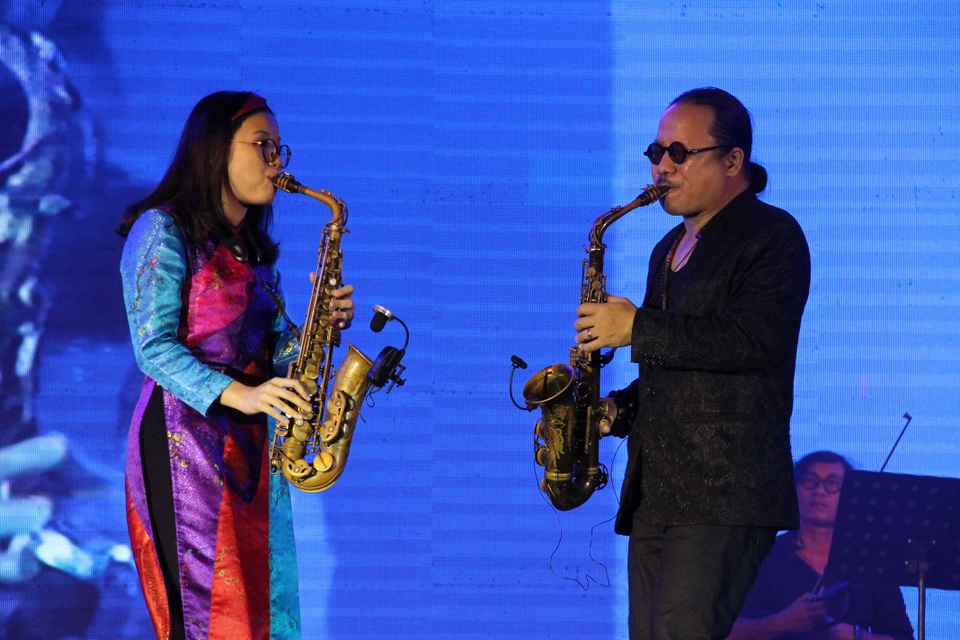 Khán giả được lâng lâng cảm xúc trong ca khúc “Hạ trắng” với sự phối hợp nhịp nhàng của Nghệ sĩ saxophone Trần Mạnh Tuấn cùng con gái An Trần