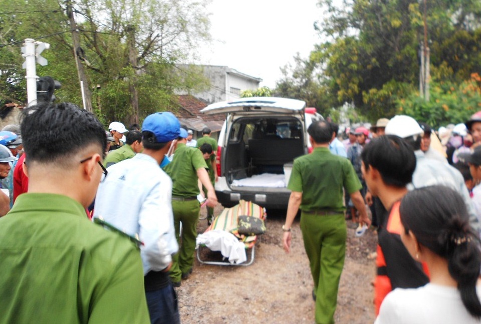 Sau tiếng "rầm", 6 người trong ô tô bê bết máu - 3 Lực lượng cứu hộ cứu các nạn nhân