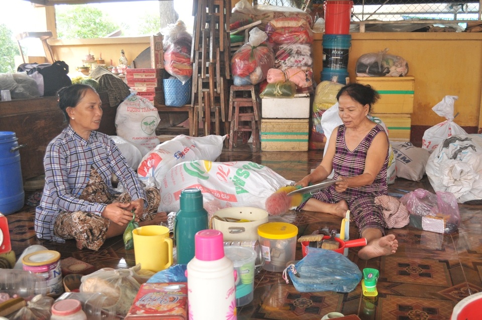Cuộc sống vạ vật của người dân sau vụ sạt lở kinh hoàng - 8 Bà Nguyễn Thị Hết - ngồi bên phải, cho biết: Gia đình bà có căn nhà và mảnh đất gần 300m2, gia đình đã gắn bó hơn 70 năm... Do nằm trong khu vực cảnh báo sạt lở nguy hiểm đặc biệt nên phải di dời khẩn cấp và từ hôm đó gia đình bà đến chùa Liên Hoa Tự tá túc, chẳng biết đến khi nào mới có căn nhà để dọn về ở?