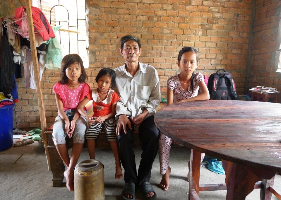 Thương 3 chị em mồ côi quần áo rách bươm, chạy ăn từng bữa - 4 Do cuộc sống túng thiếu, không đủ ăn... nên ba chị em Ngà ốm tong teo...