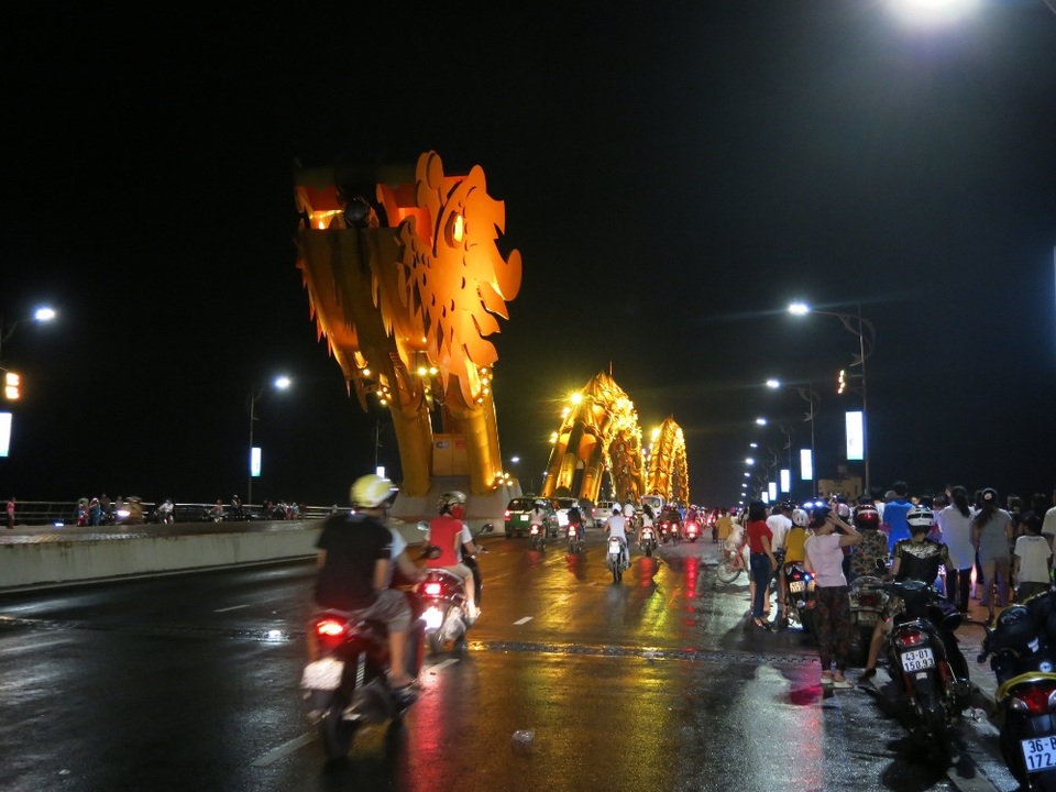 Những điểm xem pháo hoa miễn phí lý tưởng ở Đà Nẵng - 3 Người dân và du khách có thể dừng chân trên cầu Rồng để tìm chỗ xem pháo hoa miễn phí